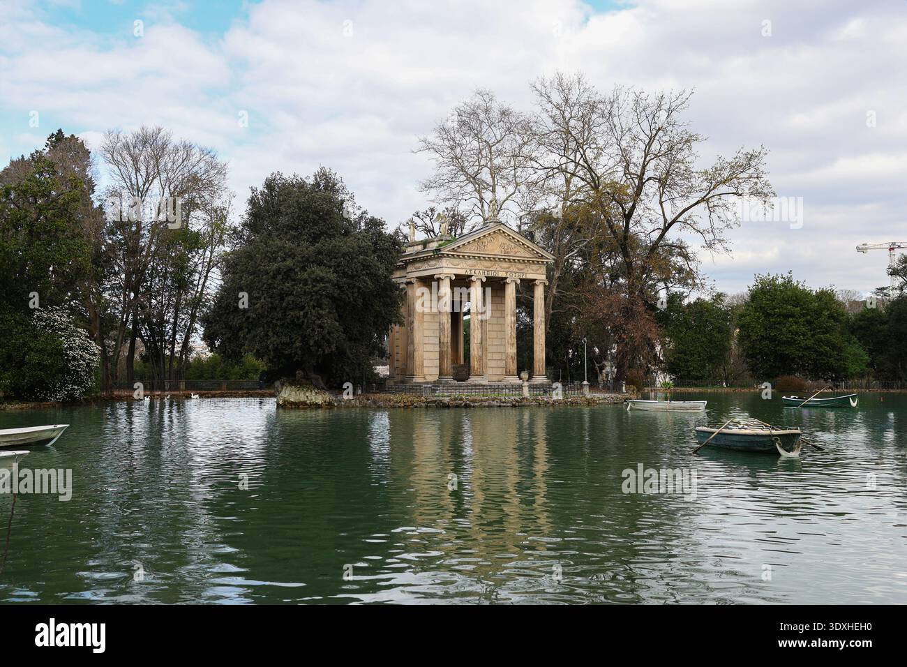 Der berühmte Pavillon spiegelt sich im Wasser im Park von Rom wider. Blick auf Tourismus und italienische Stadtlandschaft. Stockfoto