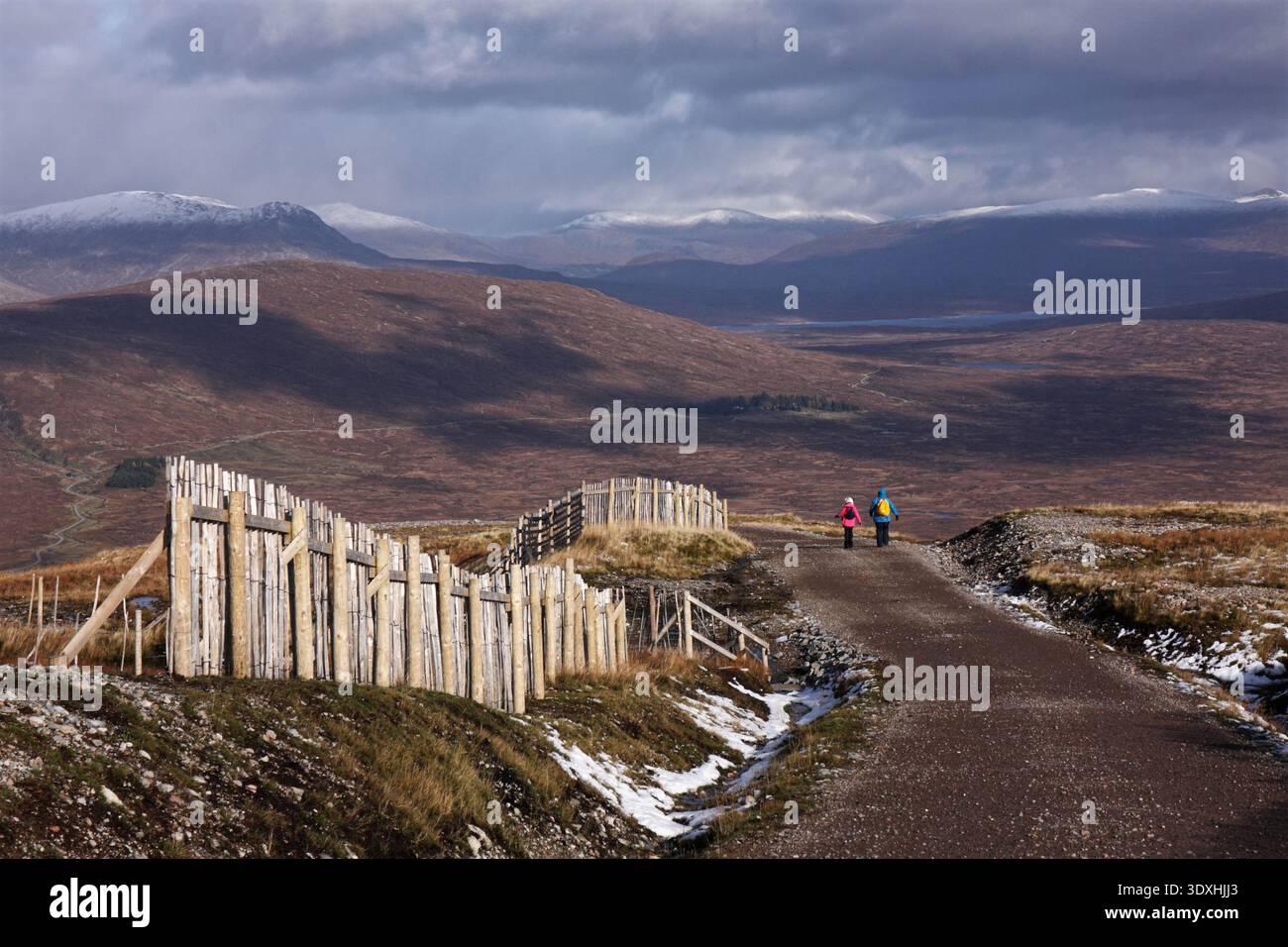 Blick auf das Glencoe Mountain Resort mit zwei Personen zu Fuß Stockfoto