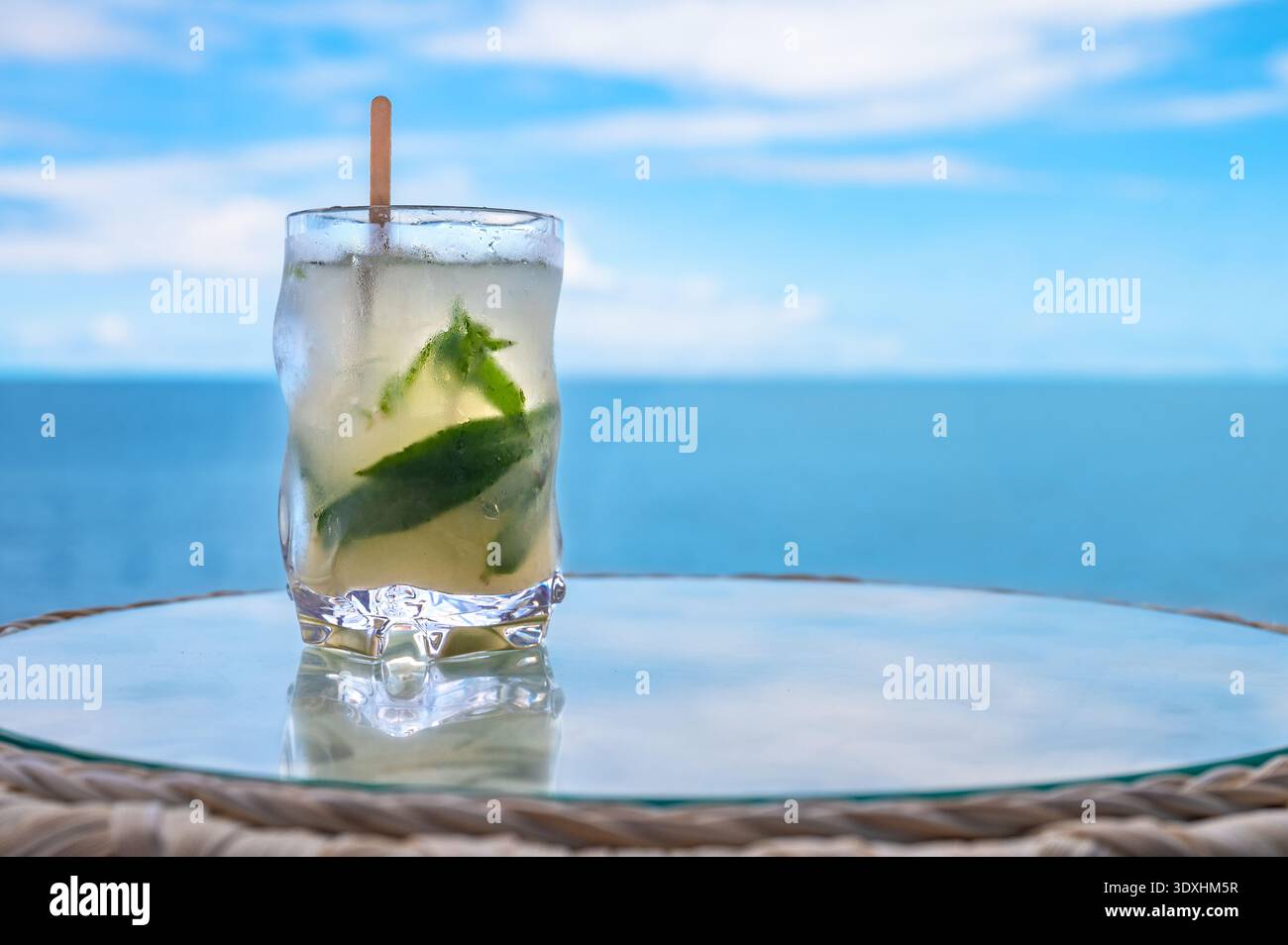 Erfrischender Cocktail mit Minzblättern und Limette, serviert vom Seaside. Sommergetränk und Entspannungskonzept. Stockfoto