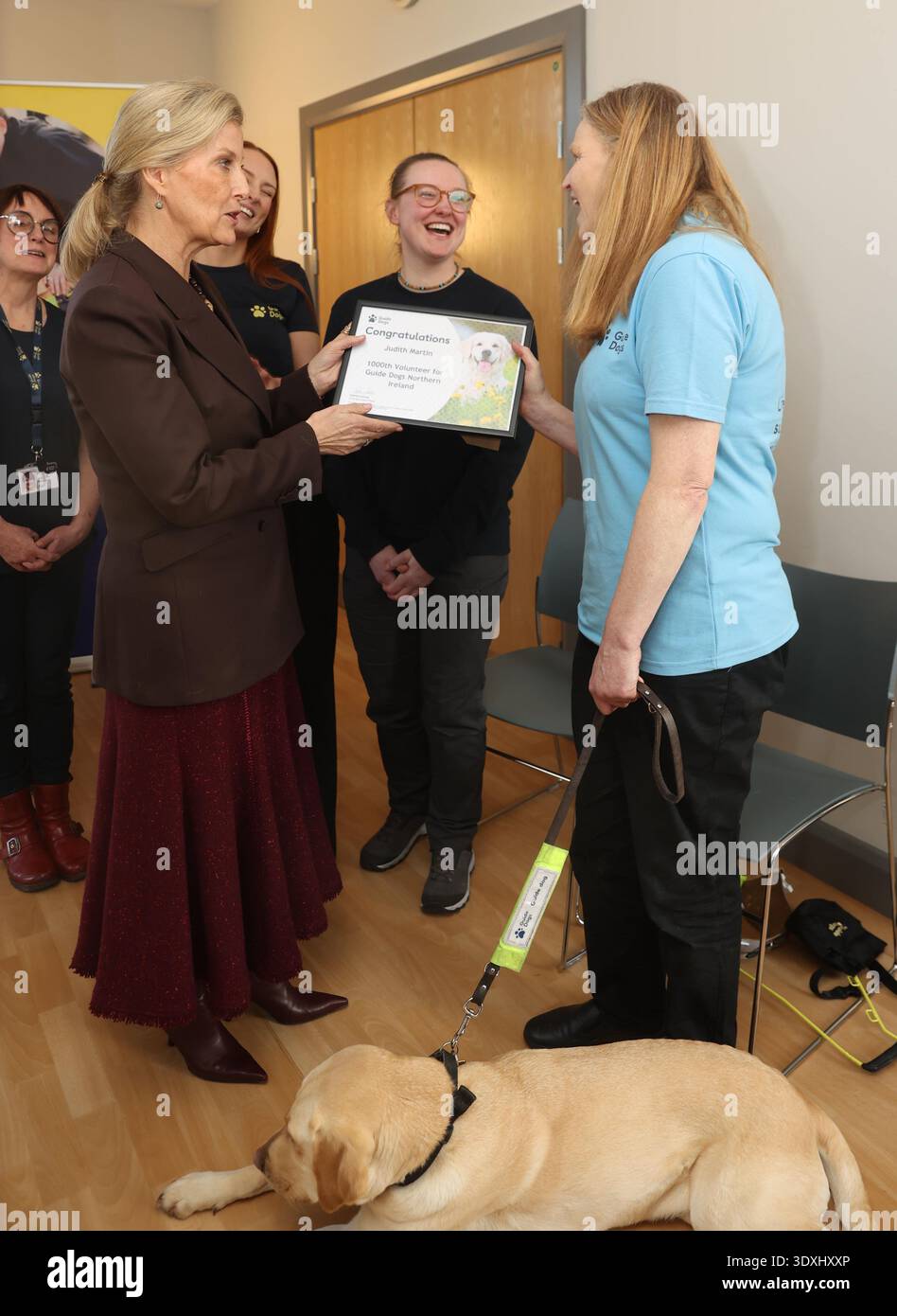 Die Herzogin von Edinburgh überreicht Judith Martin (rechts) ein Zertifikat für die 1000. Freiwillige für Guide Dogs Northern Ireland während eines Besuchs im Bloomfield Walkways Community Centre in Belfast. Bilddatum: Dienstag, 3. März 2026. Stockfoto