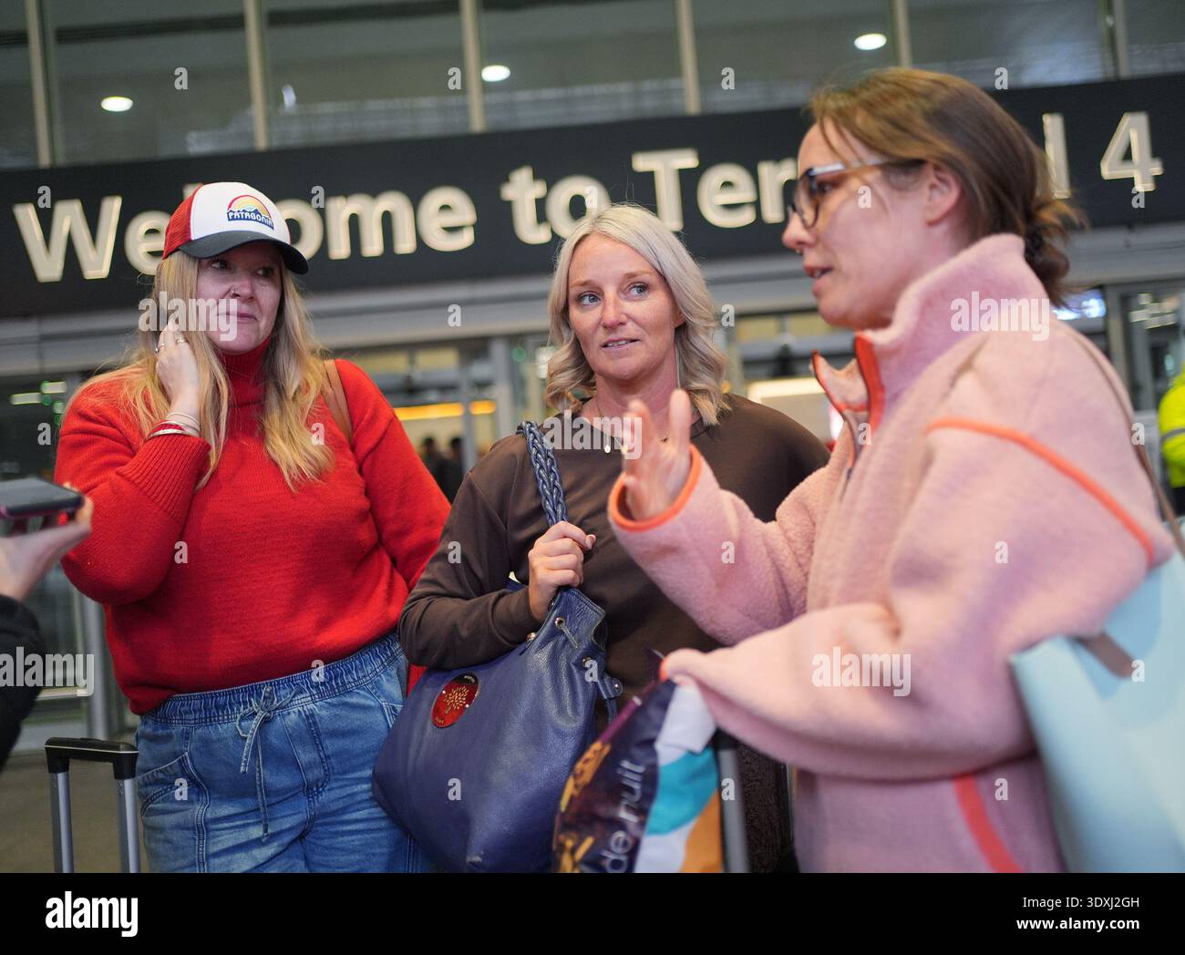 (Von links nach rechts) Anna Lock, Sian Reynolds und Helen Howison, alle aus südwales. Sie kamen von Abu Dhabi am Terminal 4 des London Heathrow Airport an, wo sie im Rixos Marina Abu Dhabi Hotel übernachteten. Bilddatum: Dienstag, 3. März 2026. Stockfoto
