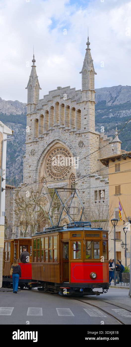 Mallorca Spanien Soller Kathedrale Kirche mit Straßenbahn oder Zug Stockfoto