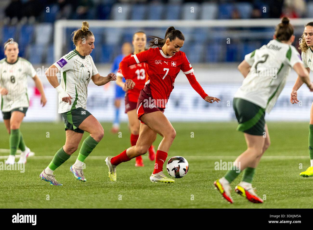 03.03.2026, Lausanne, Stade de la Tuiliere, Schweiz - Nordirland: WM-Europameisterschaft der Frauen, Riola Xhemaili aus der Schweiz kontrolliert den Ball unter Druck von Natalie Johnson aus Nordirland Stockfoto