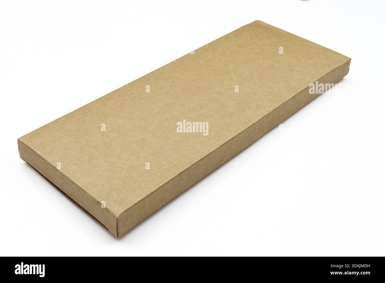 Dünne braune leere Papierbox isoliert auf weißem Hintergrund. Rechteckiges Modell aus Pappe Stockfoto