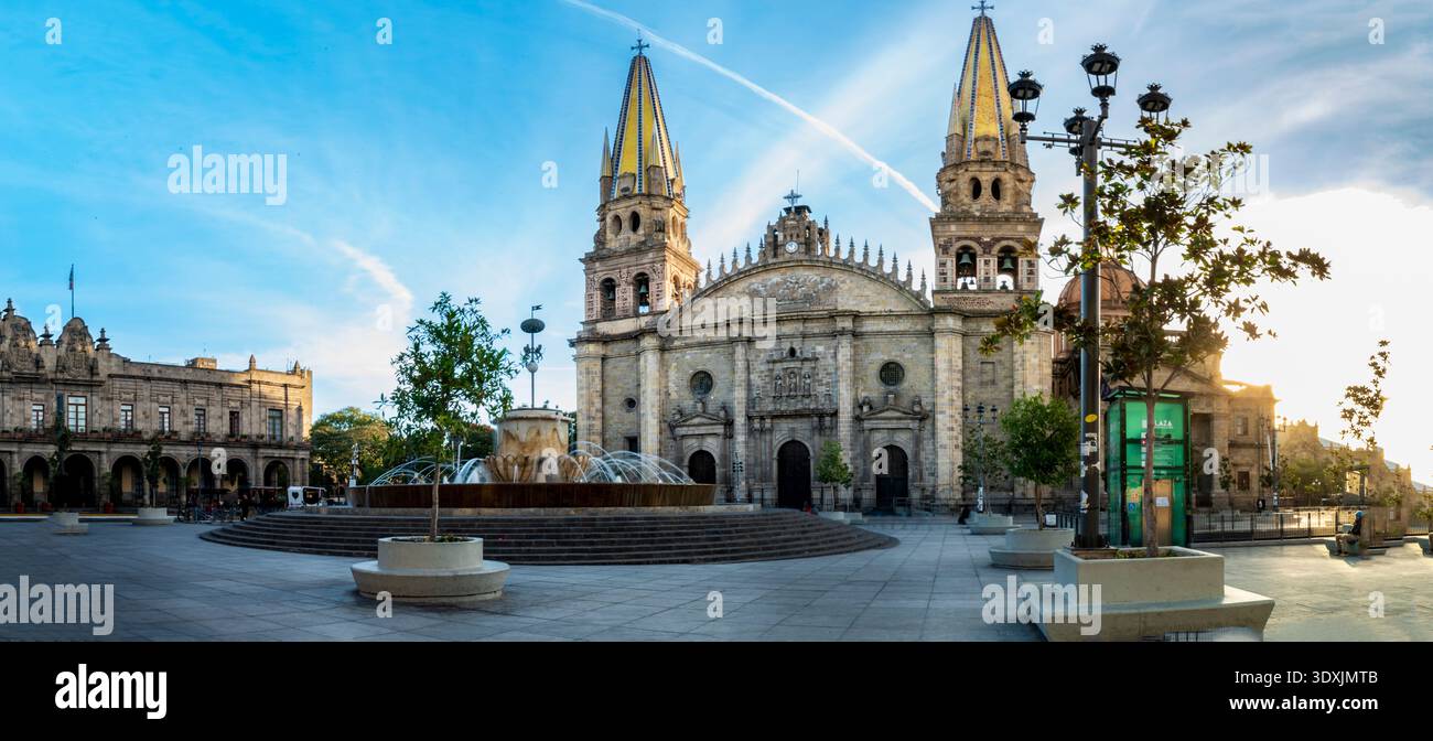 Großer Panoramablick auf die Kathedrale von Guadalajara und den zentralen plaza-Brunnen im historischen Zentrum von Guadalajara Jalisco Mexiko. Ikonischer Kolonialbogen Stockfoto