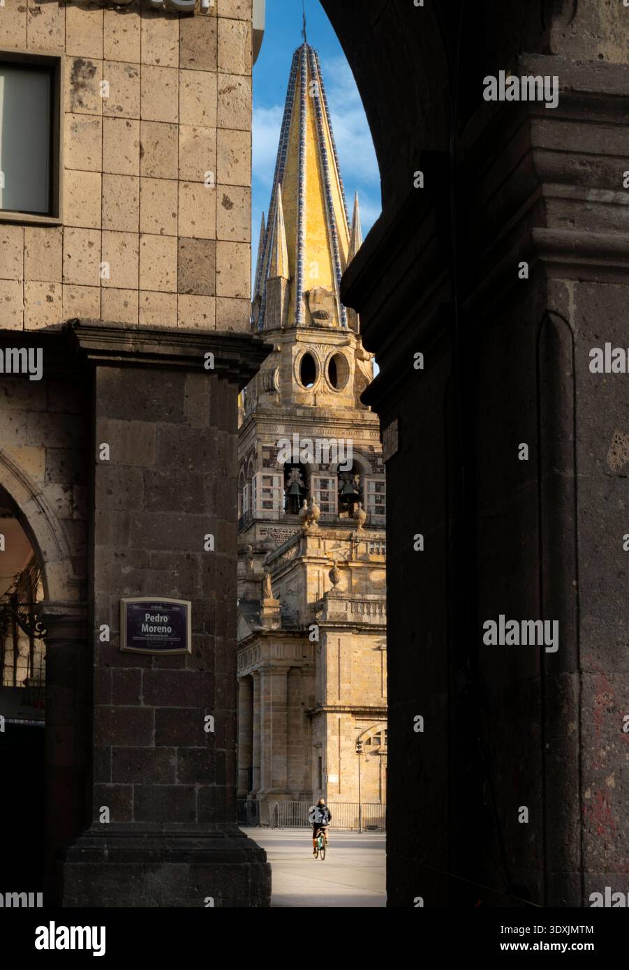 Künstlerischer gerahmter Blick auf den Turm der Kathedrale von Guadalajara im historischen Zentrum von Guadalajara Jalisco Mexiko, gefangen durch einen Steinbogen aus der Kolonialzeit mit Stockfoto