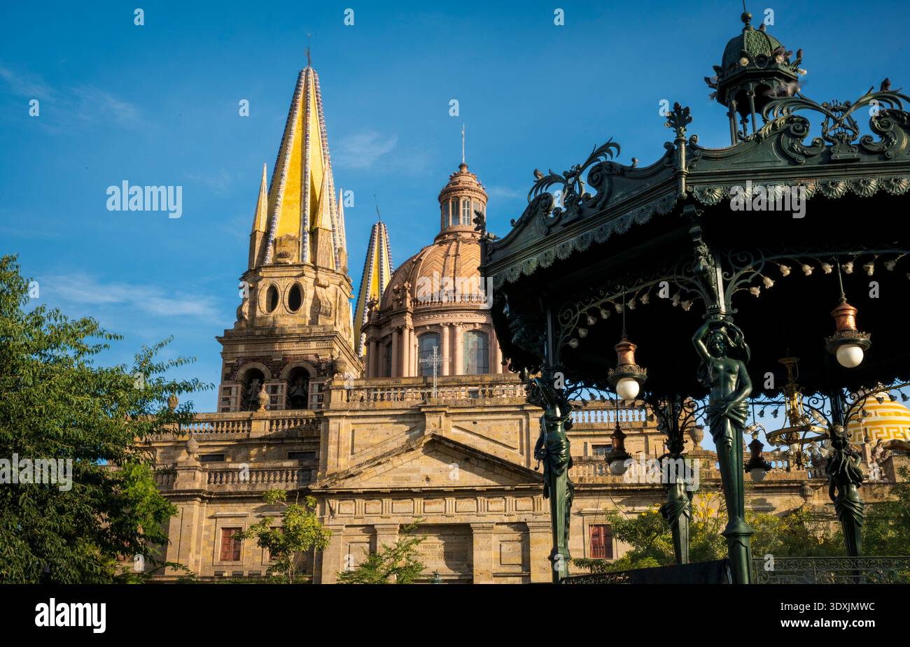 Detaillierter Blick auf die Kathedrale von Guadalajara und den Zierkiosk im historischen Zentrum von Guadalajara Jalisco Mexiko. Ikonische Kolonialarchitektur, Vibran Stockfoto