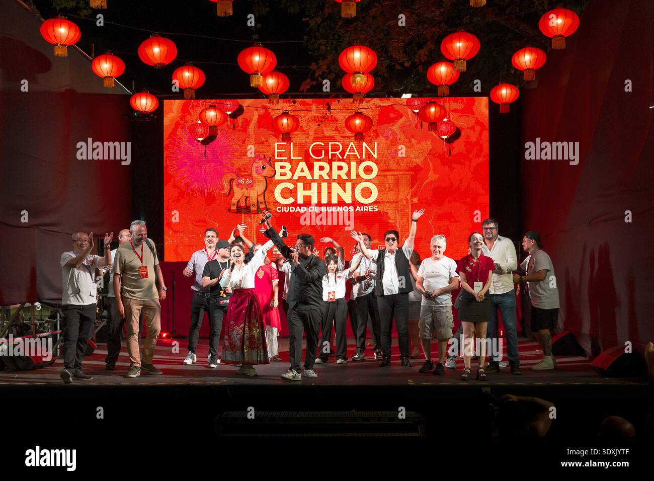 Bühnenauftritte beim chinesischen Neujahr in Buenos Aires. Traditionelle Musik, Sänger und Beamte während der Abschlusszeremonie auf dem hauptplatz. Stockfoto