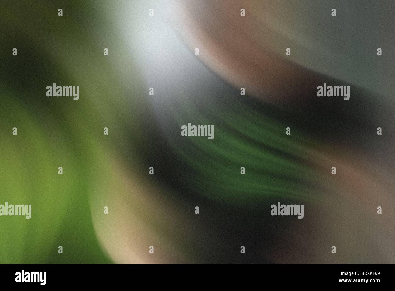 Eine verschwommene Nahaufnahme einer Person mit grünen und neutralen Tönen, die eine abstrakte impressionistische Sicht schafft Stockfoto