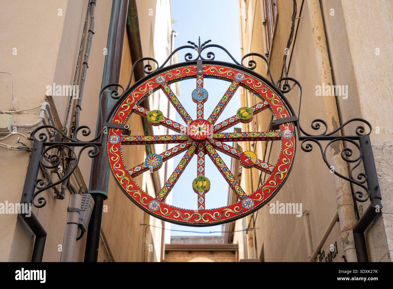 Buntes sizilianisches Straßenschild, das in einer engen Gasse hängt Stockfoto