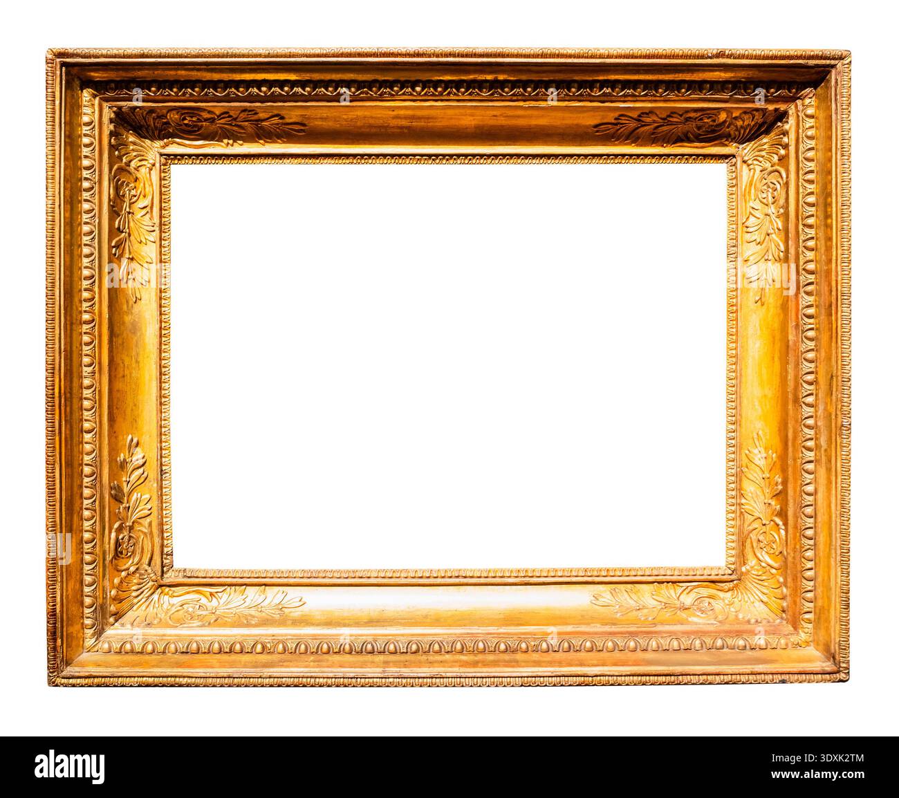 Horizontaler alter breiter geschnitzter Bilderrahmen Ausschnitt auf weißem Hintergrund Stockfoto