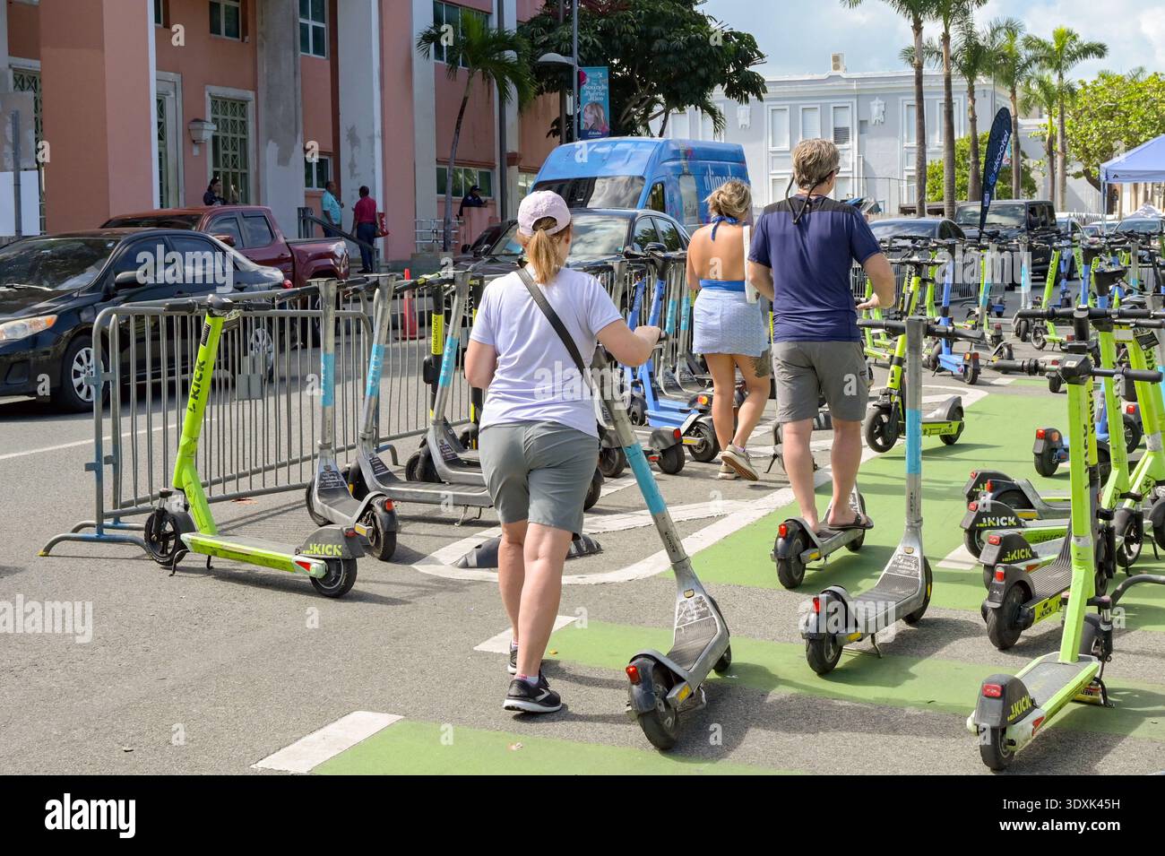 San Juan, Puerto Rico - 16. Januar 2026: Menschen, die ihren Elektroroller zu einer Parkstation im Stadtzentrum von San Juan zurückbringen. Stockfoto