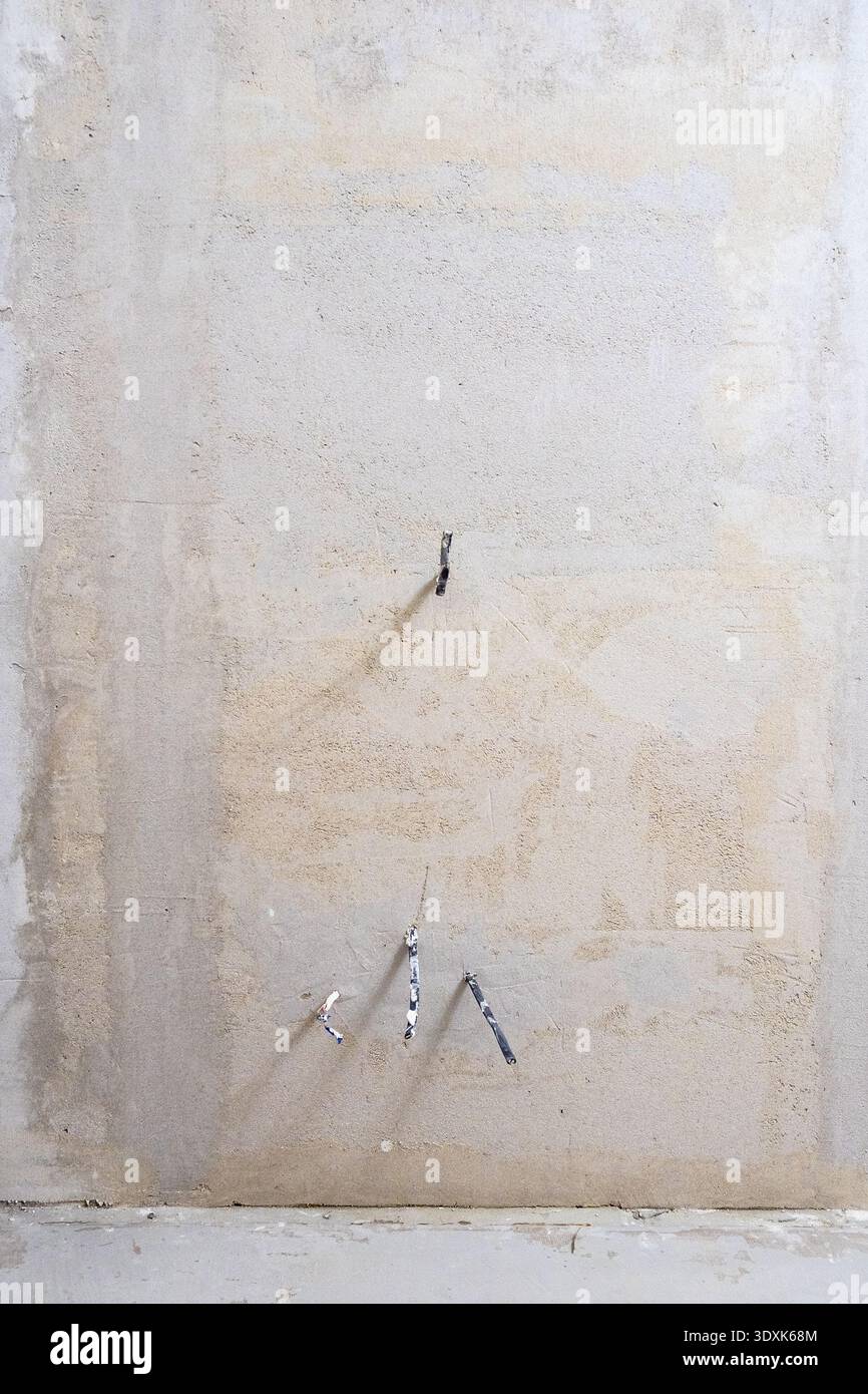 Verputzte Wand mit freiliegenden Stromkabeln während der Renovierung des Apartments Stockfoto