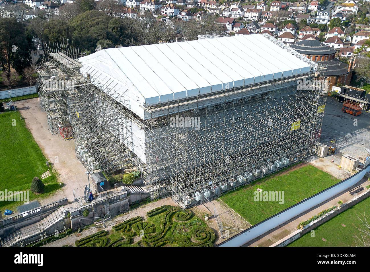 Ein verborgener Schatz… Das prächtige Oldway Mansion in Paignton, Devon, Großbritannien, wird während der Restaurierungsarbeiten mit Gerüsten bedeckt. Die Kosten für den Rest Stockfoto