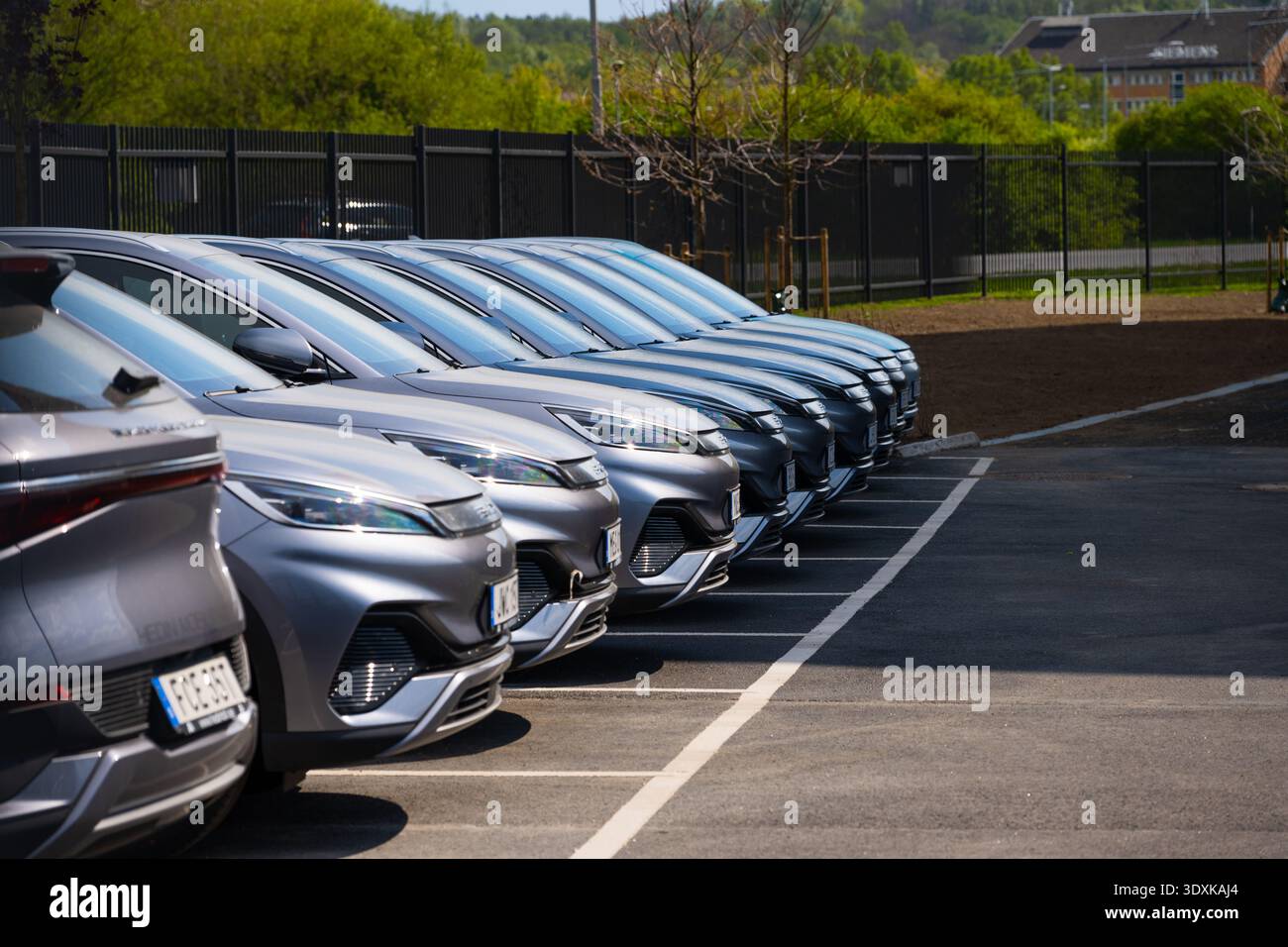 M?lndal, Schweden - 14. Mai 2023: Lange Reihe von BYD Atto-Autos auf einem Parkplatz Stockfoto
