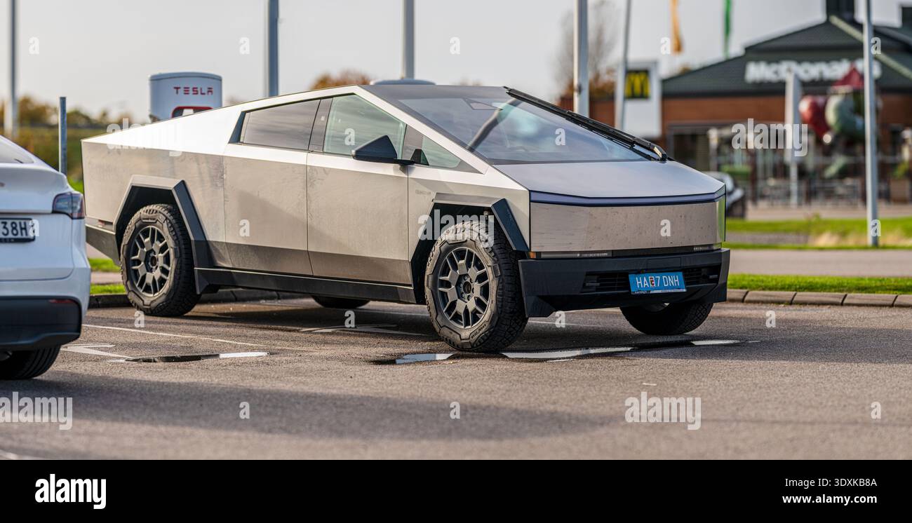 Falkenberg, Schweden - 23. Oktober 2024: Tesla Cybertruck lädt an einem Tesla Supercharger auf Stockfoto