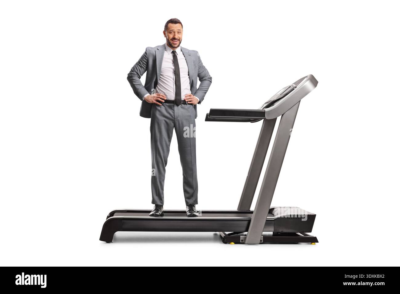 Mann in einem formellen Anzug, der auf einem Laufband steht, isoliert auf weißem Hintergrund Stockfoto