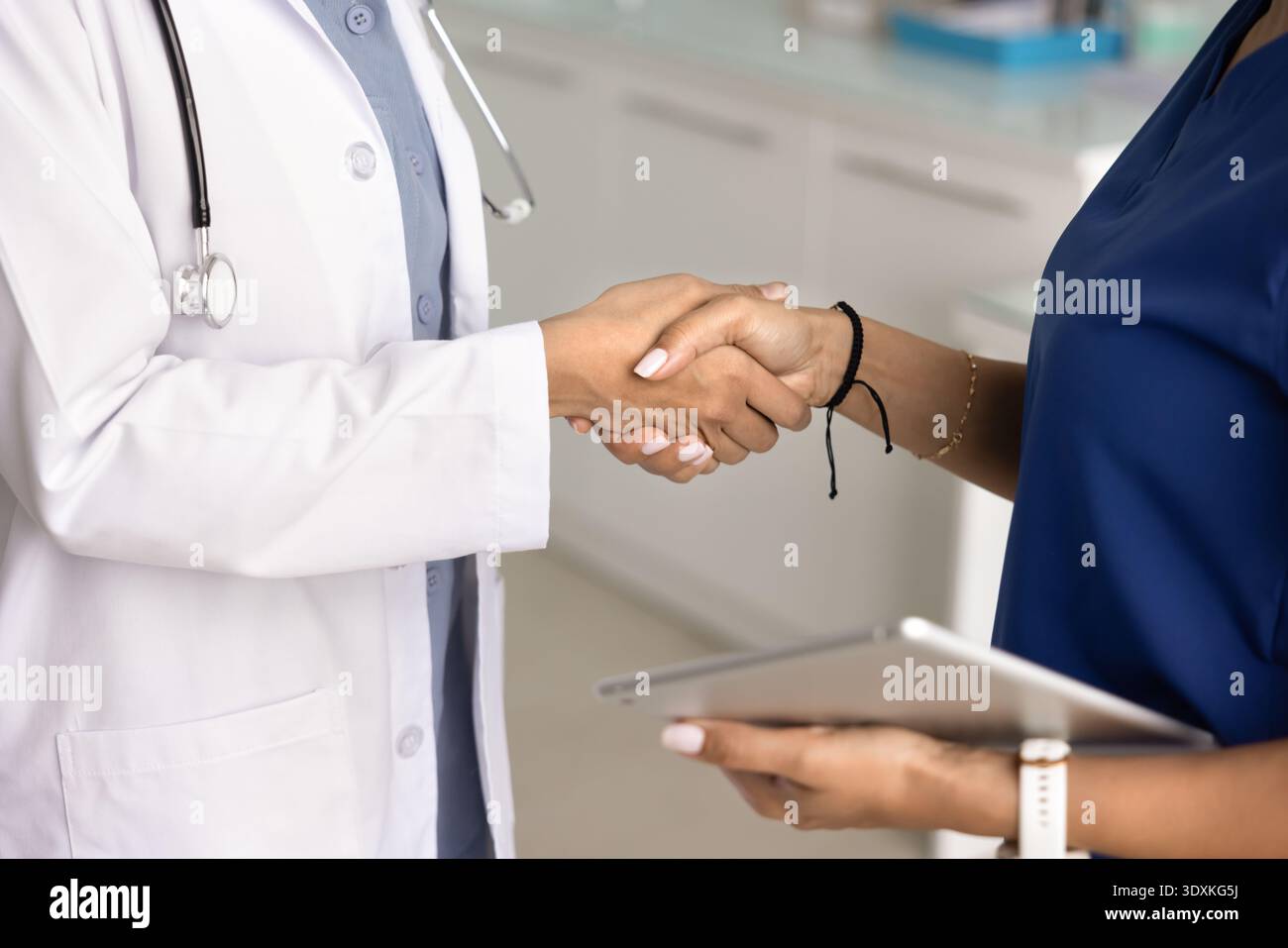 Nahaufnahme zweier Handschüttelerinnen Stockfoto