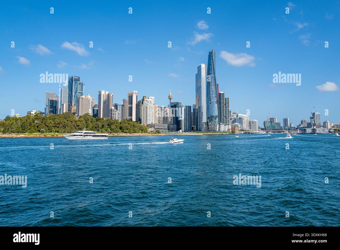 Moderne Skyline von Sydney mit Hochhäusern, die an einem sonnigen Tag vom Wasser aus betrachtet werden. Stockfoto