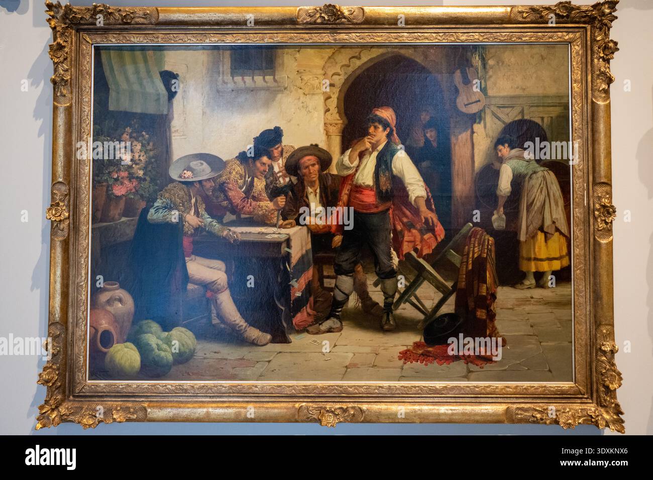Sevilla, Spanien - 3. Dezember 23: Großes gerahmtes Genre-Gemälde mit Figuren in traditioneller Kleidung in der Casa Fabiola, Mariano Bellver Spende in Sevill Stockfoto