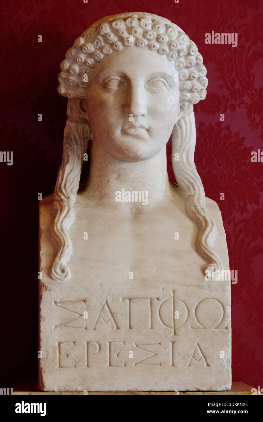 Römische Marmorbüste einer Frau mit der Inschrift ΣΑΠΦΩ ΕΡΕΣΙΑ („Sappho von Eresia“) römisch, Kaiserzeit, 1.–2. Jahrhundert n. Chr. Material: Marmor Bildunterschrift: Diese römische Marmorbüste stellt eine Frau dar, die durch die Inschrift als Sappho von Eresia identifiziert wird, dem berühmten archaischen griechischen Lyriker von der Insel Lesbos (in der Antike auch Eresia genannt). Die Skulptur bewahrt die idealisierten Merkmale und den ruhigen Ausdruck, der typisch für römische Porträts ist, die von griechischen Vorbildern beeinflusst wurden, und verschmilzt individuelle Ähnlichkeit mit klassischer Eleganz. Solche eingeschriebenen Porträts dienten sowohl Gedenkzwecken als auch kulturellen Zwecken und verlinkten sie Stockfoto