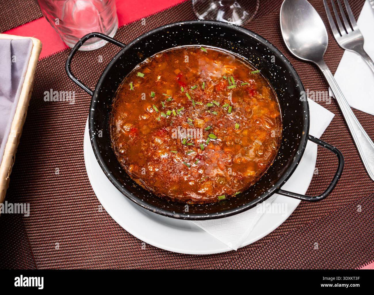 Deftige Linsensuppe mit Gemüse Stockfoto