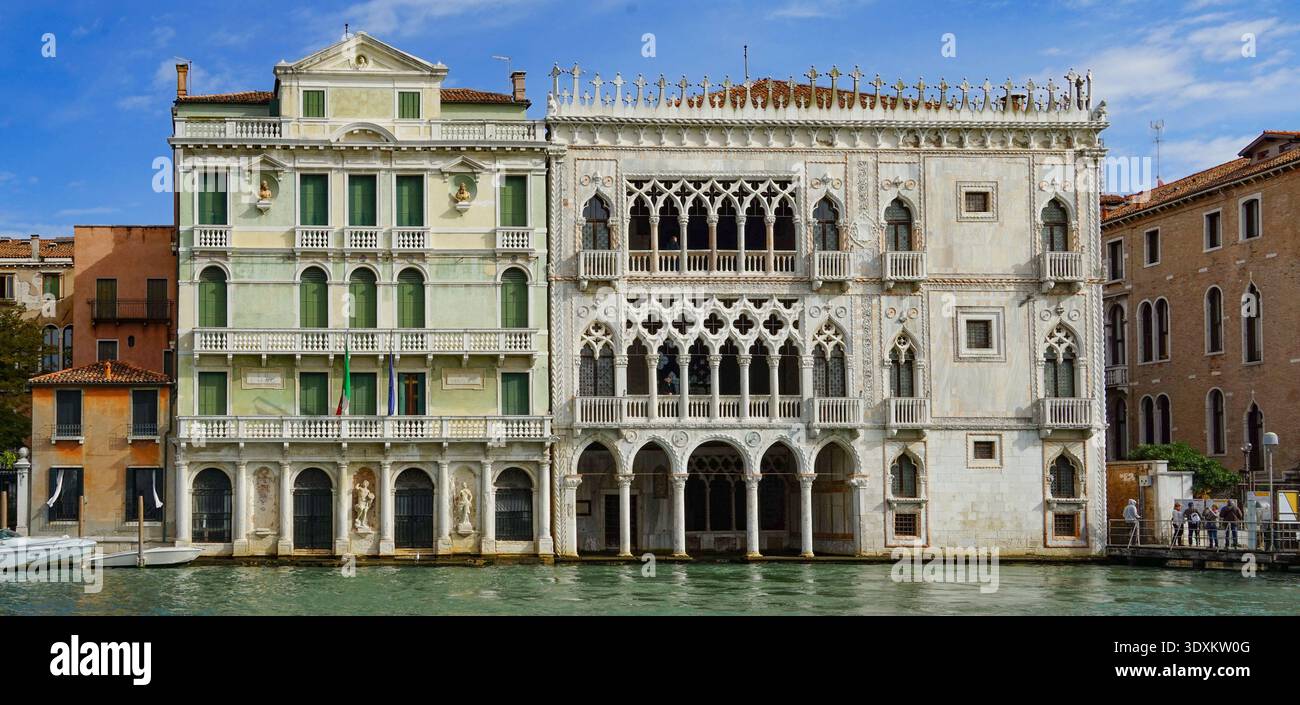 Ca' d'Oro, 1422–1440, und Palazzo Giustinian Pesaro, Grand Canal, Cannaregio Venedig, Italien Stockfoto