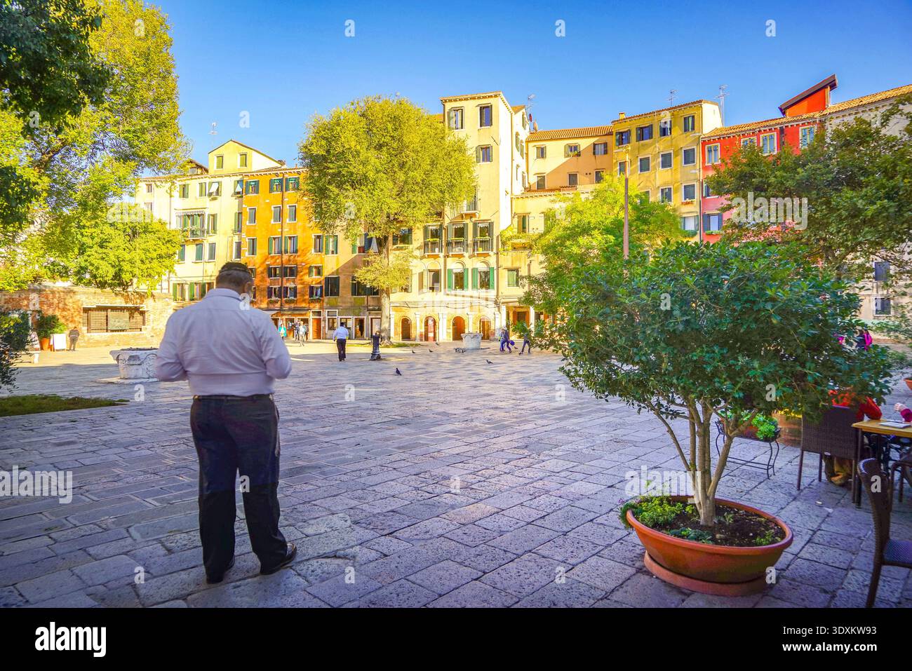 Farbenfrohe Gebäude und steinerner Brunnenkopf auf dem Platz des Jüdischen Ghettos (Ghetto Ebraico), Cannaregio, Venedig, Italien Stockfoto