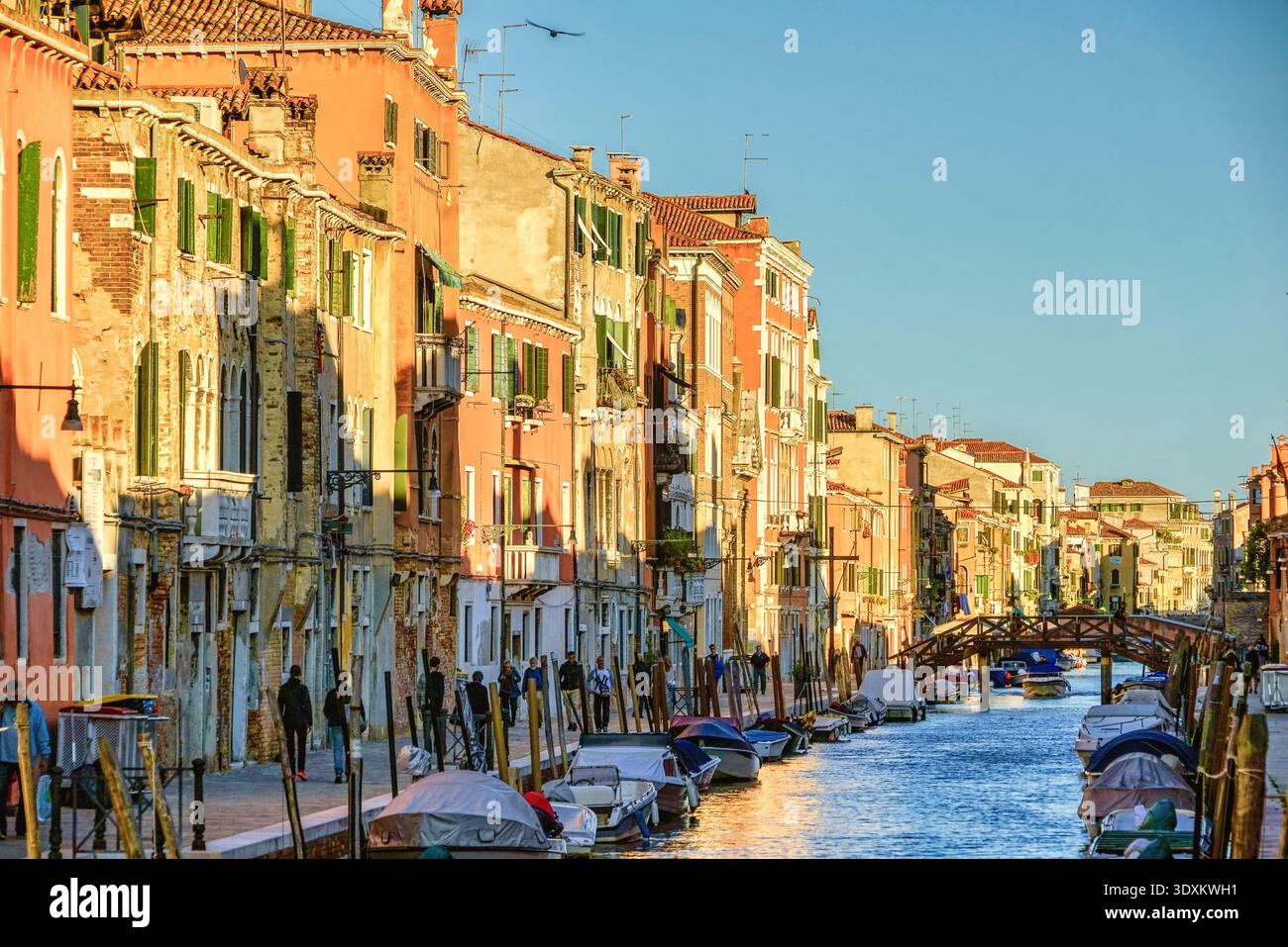 Sonnige Fondamente am Canale di Cannaregio, gesäumt von Booten, Venedig, Italien Stockfoto