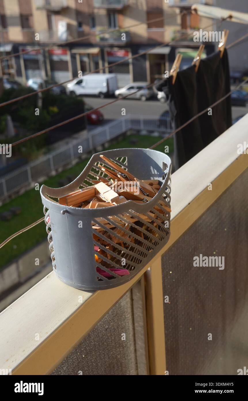 Korb mit Wäschespindeln auf einem Balkon Stockfoto