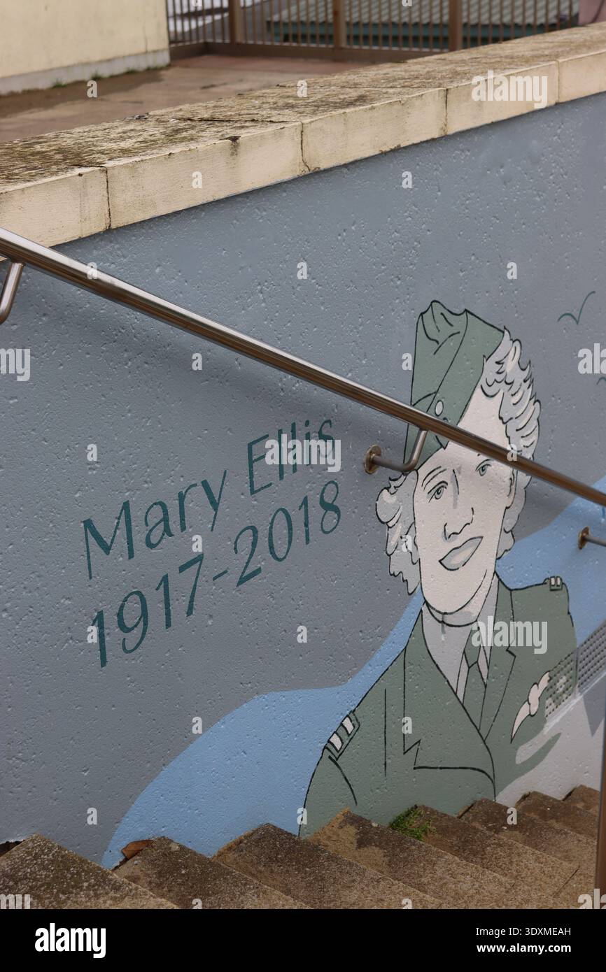 Das Leben der Flugpilotin Mary Ellis (geb. Wilkins) aus dem Zweiten Weltkrieg wurde in einem Wandgemälde in ihrer Heimatstadt Sandown Isle of Wight verewigt. Stockfoto