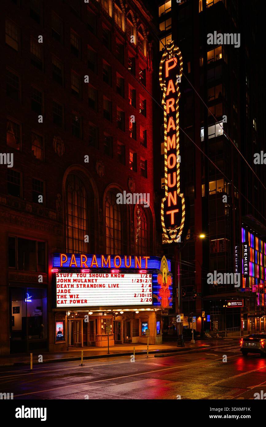 Seattle - 28. Januar 2026; Paramount Theatre mit nasser Straße in der Innenstadt von Seattle mit beleuchteten Schildern Stockfoto