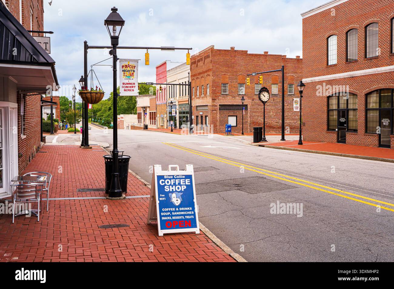 Historische Storefront-Gebäude säumen eine ruhige Straße im Stadtzentrum von Louisburg, North Carolina im Franklin County. Stockfoto