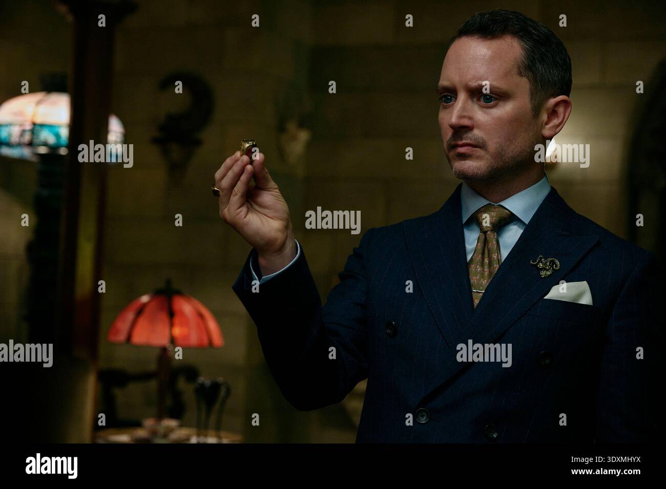 ERSCHEINUNGSDATUM: 20. März 2026 TITEL: Ready or Not 2: Here I Come STUDIO: Suchlight Pictures REGISSEUR: Matt Bettinelli-Olpin und Tyler Gillett PLOT: Nachdem sie ein tödliches Spiel überlebt haben, müssen Grace und ihre Schwester Faith nun vier rivalisierende Familien hinter sich lassen, die um einen mächtigen Thron wetteifern – Sieger nimmt alles. HAUPTROLLE: Elijah Wood NUR REDAKTIONELLE VERWENDUNG! Nicht für kommerzielle ZWECKE! Stockfoto