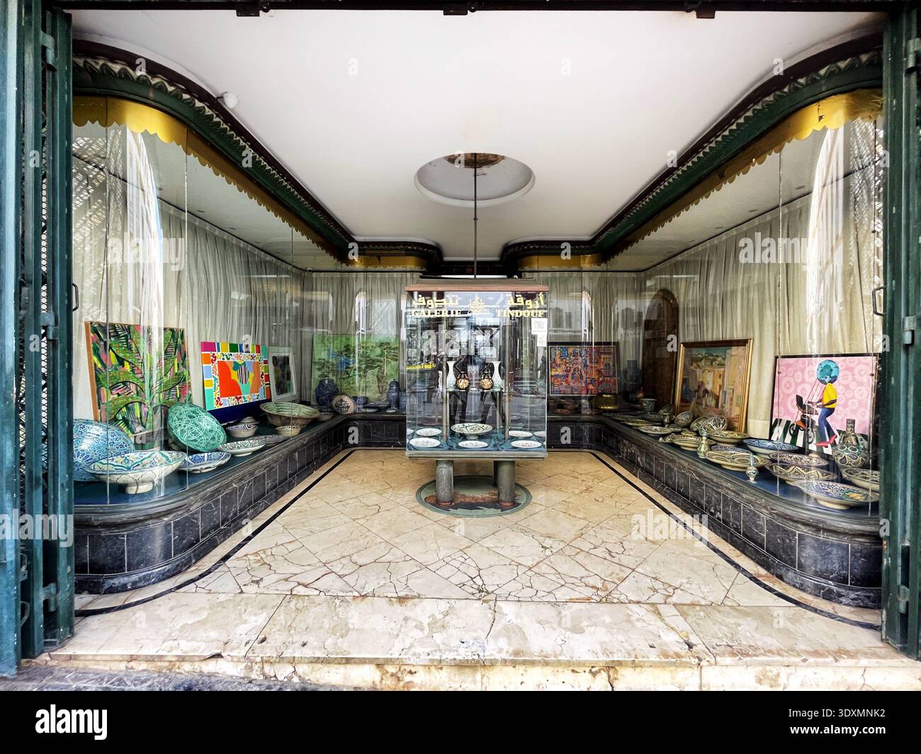 Vintage Art déco-Boutique in der alten Medina von Tanger, Marokko, fotografiert am 27. Februar 2026. Das kuratierte Interieur mit Gemälden. Stockfoto