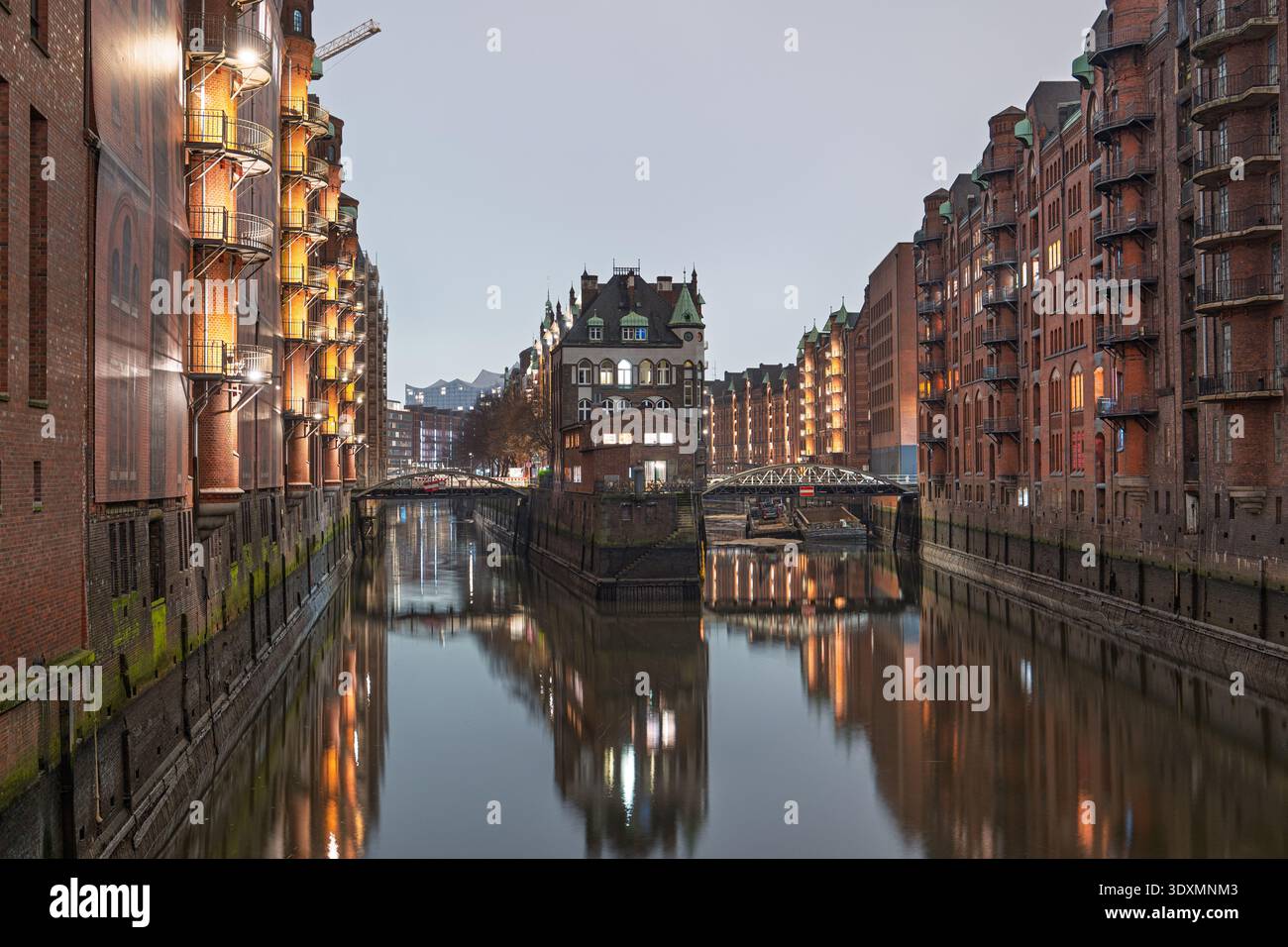 Hamburger Speicherstadt in der Abenddämmerung Ein zeitloser Blick auf Geschichte und Architektur in Deutschland Stockfoto