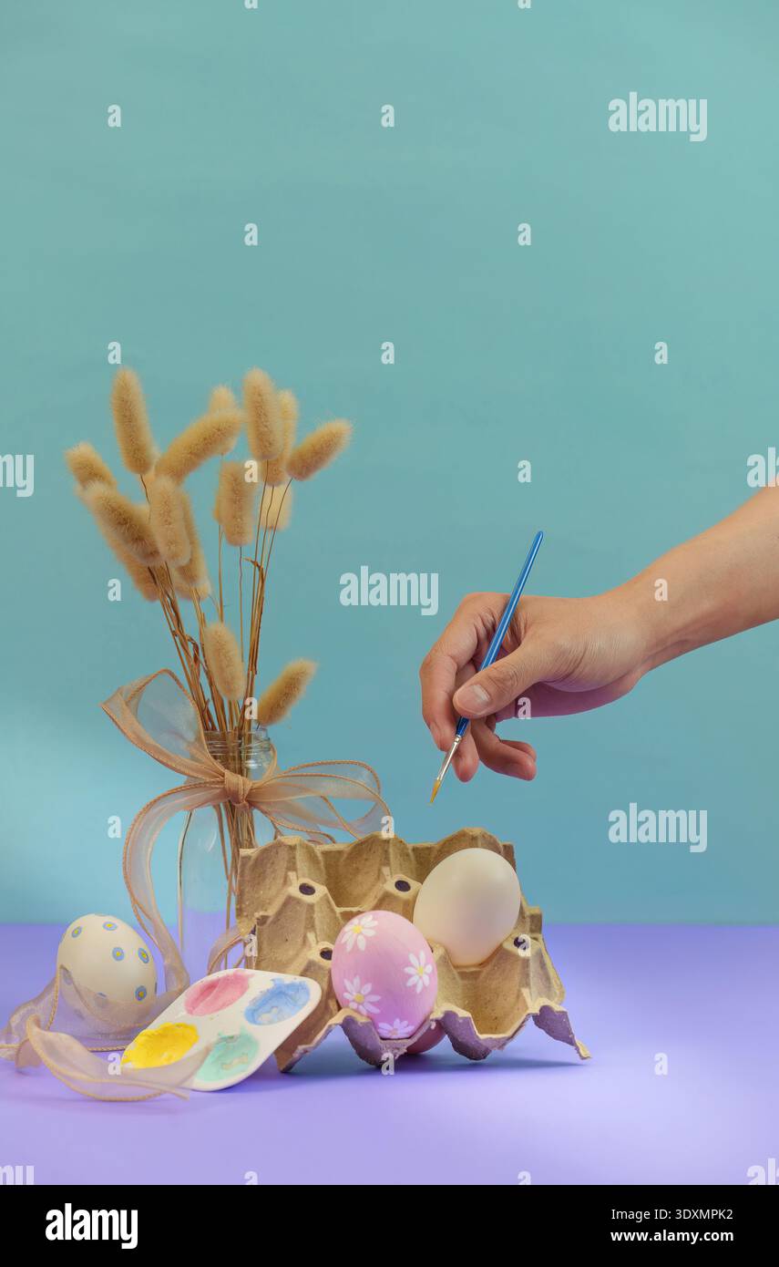 SSTK Ostern. Handgemalte Ostereier in leuchtenden Farben. Stockfoto