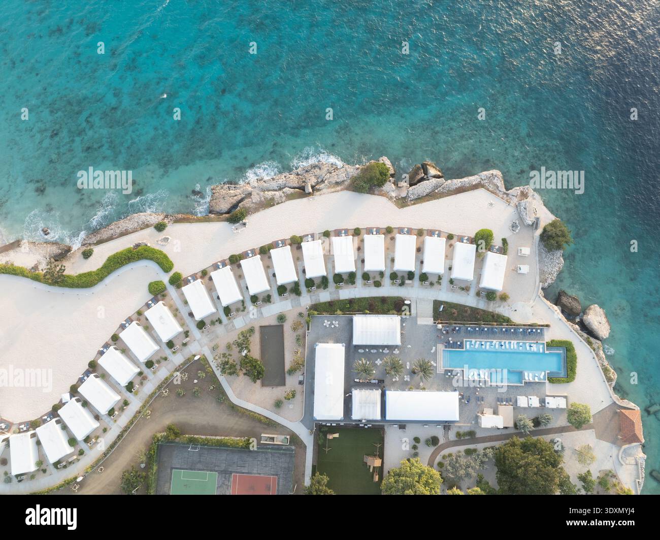 Blick aus der Vogelperspektive auf luxuriöse Urlaubspads am Strand von Curacao mit türkisfarbenem Wasser Stockfoto