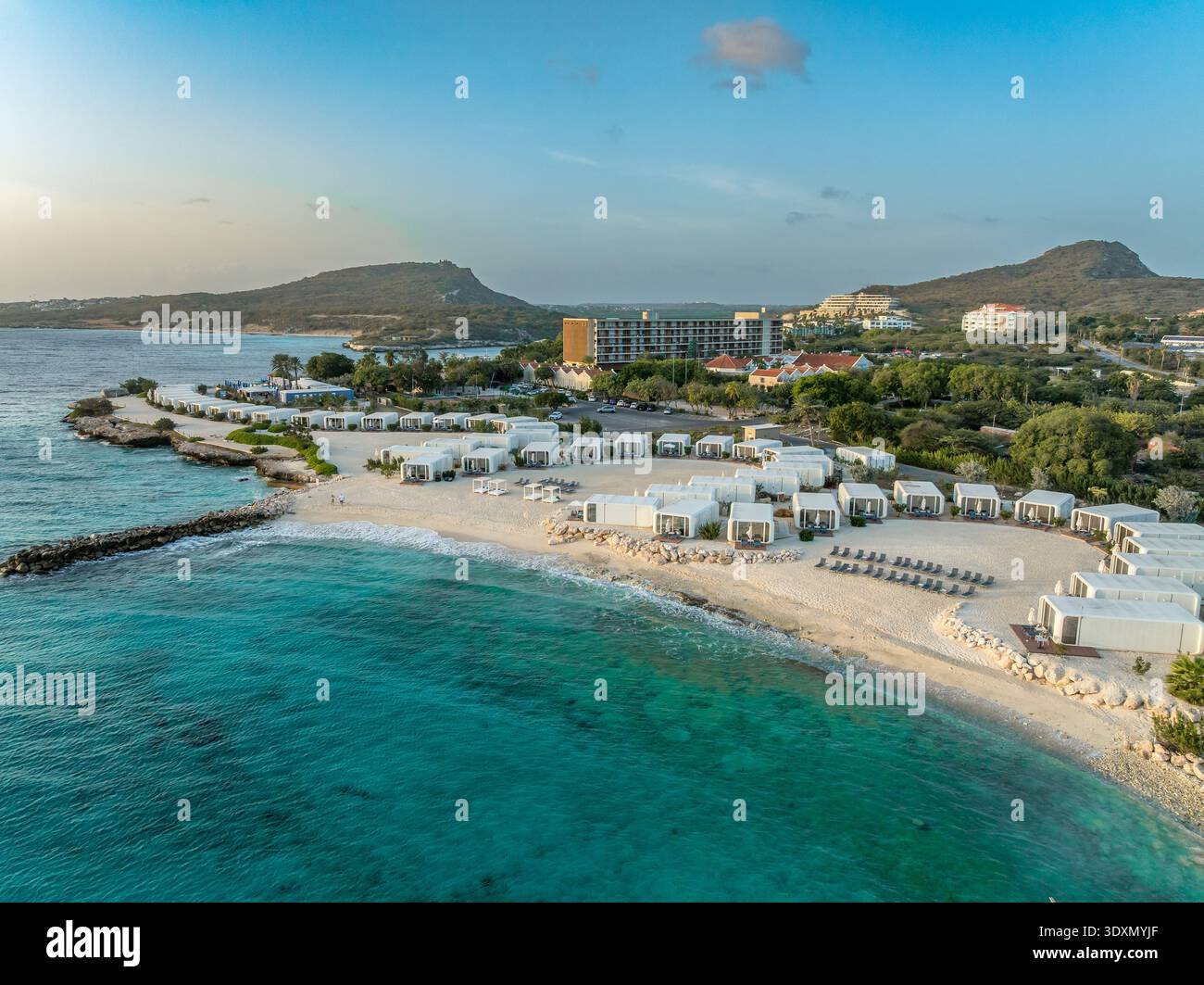 Aus der Vogelperspektive auf U-förmige Luxusschalen am Strand von Curacao Stockfoto