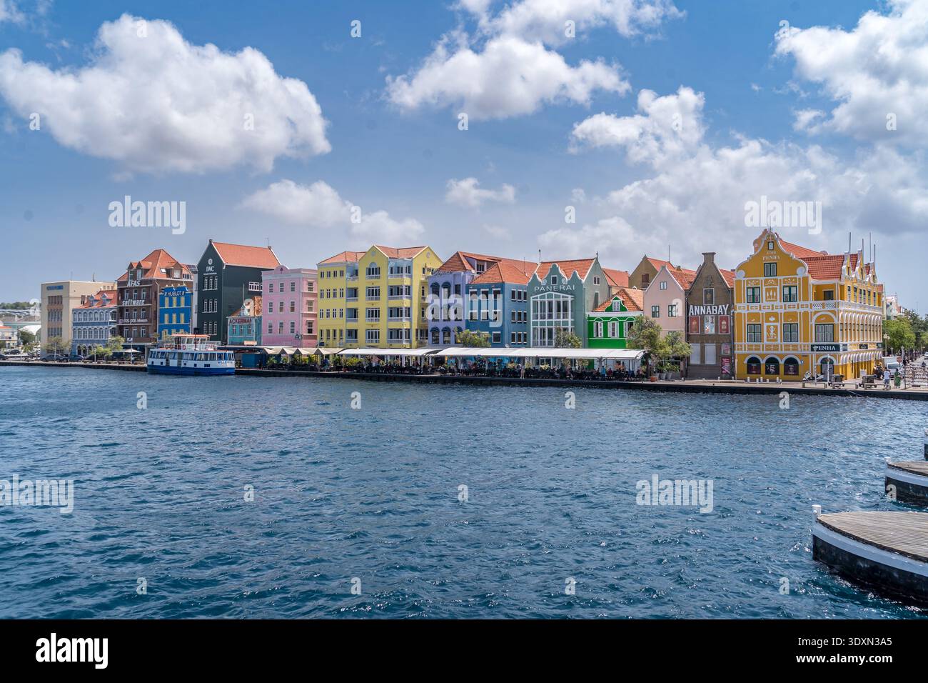 Farbenfrohe Pastellhäuser an der Willemstad Uferpromenade Curacao Stockfoto