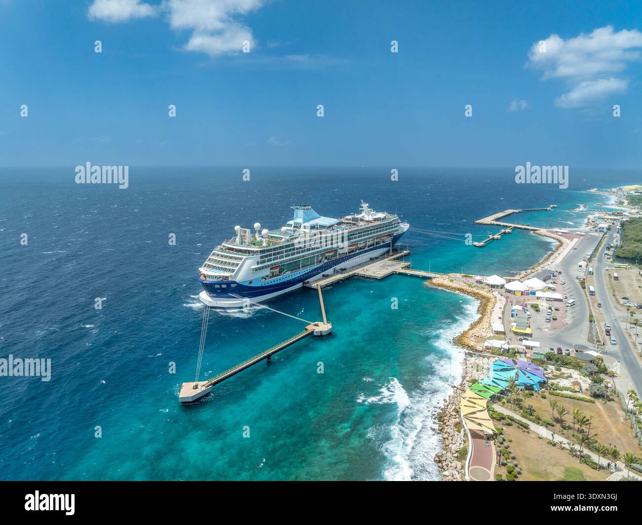 Blick aus der Vogelperspektive auf ein luxuriöses Kreuzfahrtschiff, das auf der Karibikinsel Curacao Willemstad liegt und von türkisfarbenem Wasser umgeben ist Stockfoto