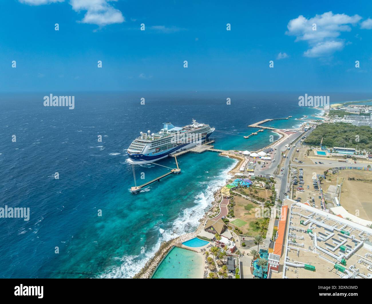 Blick aus der Vogelperspektive auf ein luxuriöses Kreuzfahrtschiff, das auf der Karibikinsel Curacao Willemstad liegt und von türkisfarbenem Wasser umgeben ist Stockfoto
