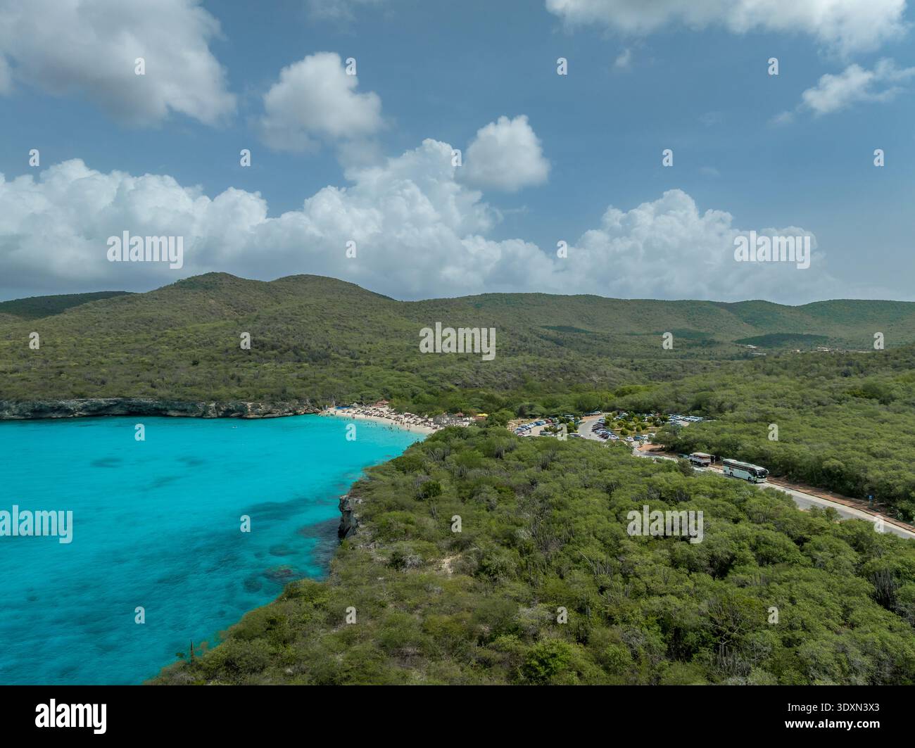 Blick aus der Vogelperspektive auf den Strand von Grote Knip mit türkisfarbenem Wasser in West Curacao zwischen den Dörfern Westpunt und Lagun. Der Strand geht zu einer kleinen Lagune A Stockfoto