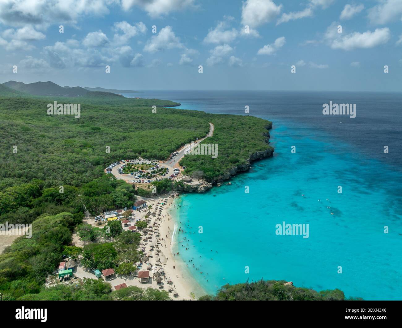 Blick aus der Vogelperspektive auf den Strand von Grote Knip mit türkisfarbenem Wasser in West Curacao zwischen den Dörfern Westpunt und Lagun. Der Strand geht zu einer kleinen Lagune A Stockfoto