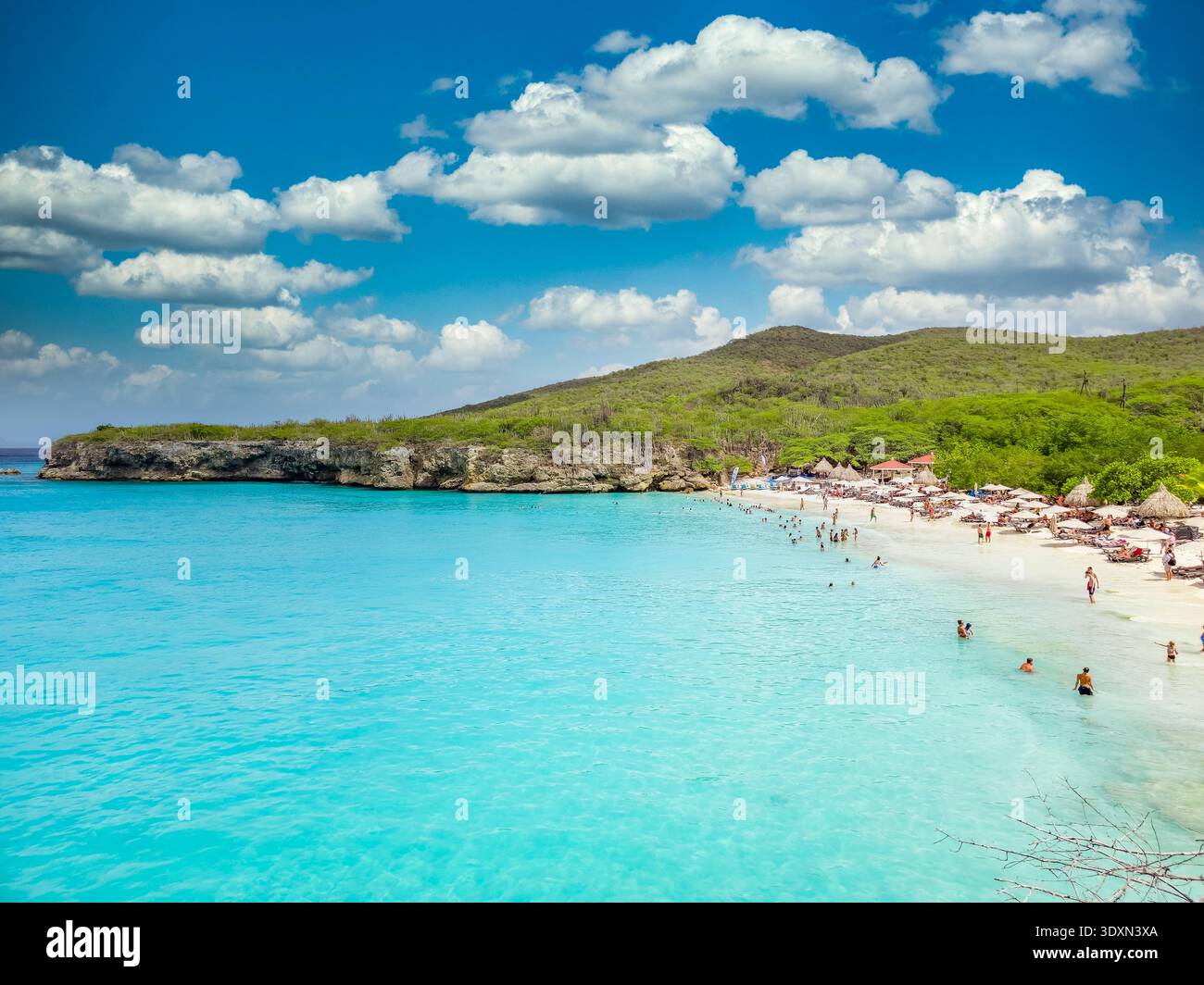 Blick aus der Vogelperspektive auf den Strand von Grote Knip mit türkisfarbenem Wasser in West Curacao zwischen den Dörfern Westpunt und Lagun. Der Strand geht zu einer kleinen Lagune A Stockfoto