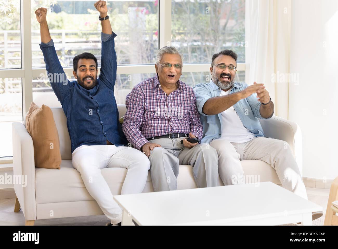 Drei Indianer sehen sich das Spiel an Stockfoto
