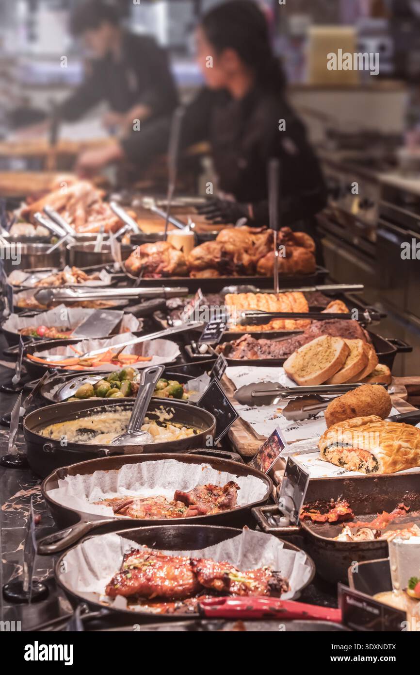 Eine reichhaltige Auswahl an Gerichten im Luxury Buffet Restaurant im Einkaufszentrum. Dies ist kein Food Court im üblichen Sinne, sondern ein erstklassiges B Stockfoto