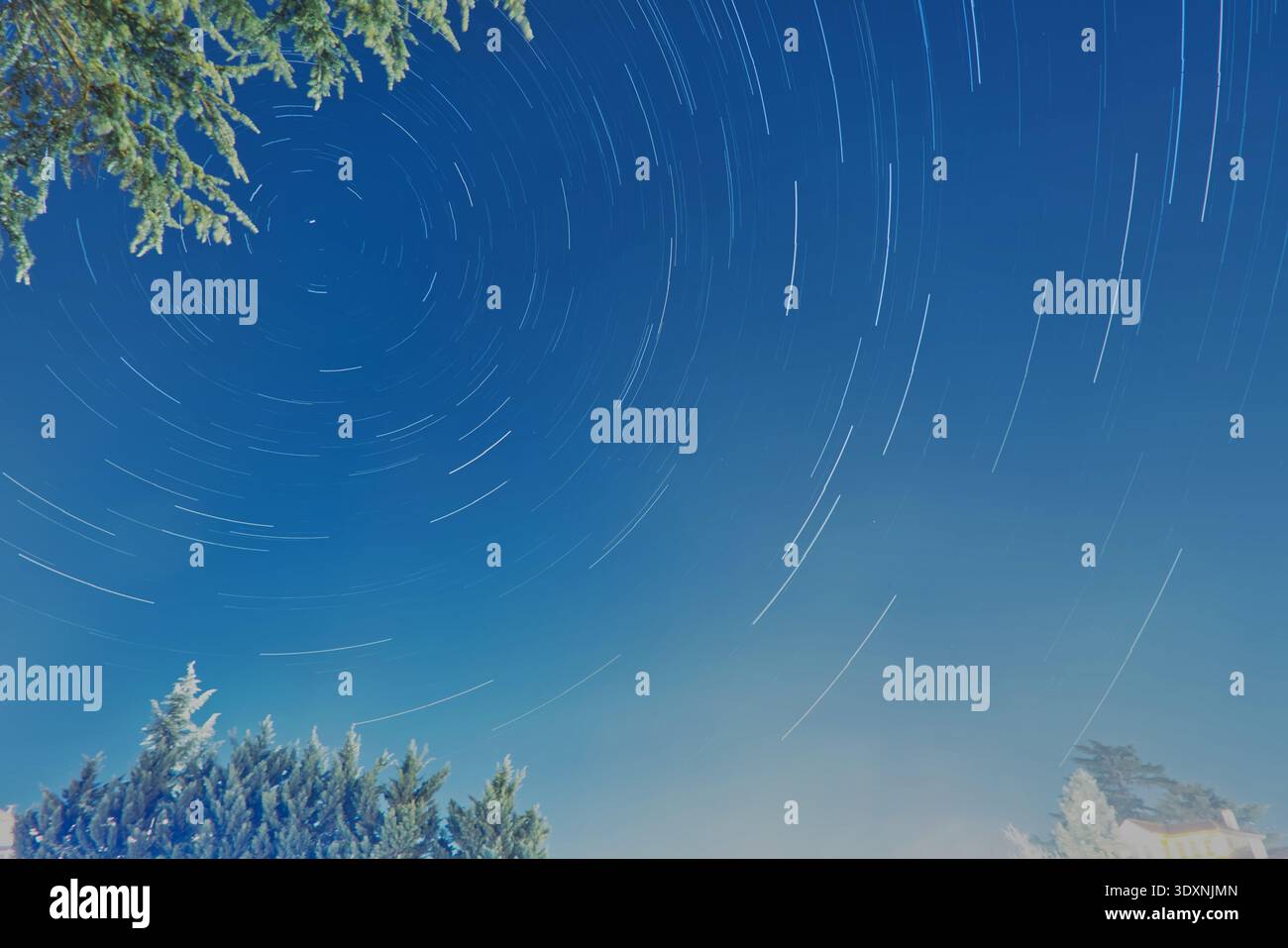 Star Trails auf der Zagnos Bridge in Trabzon, Türkei, Turkiye. Dieses Foto von Sternenpfaden wurde nach Sonnenuntergang unter den Bäumen neben der Zagnos-Brücke aufgenommen Stockfoto