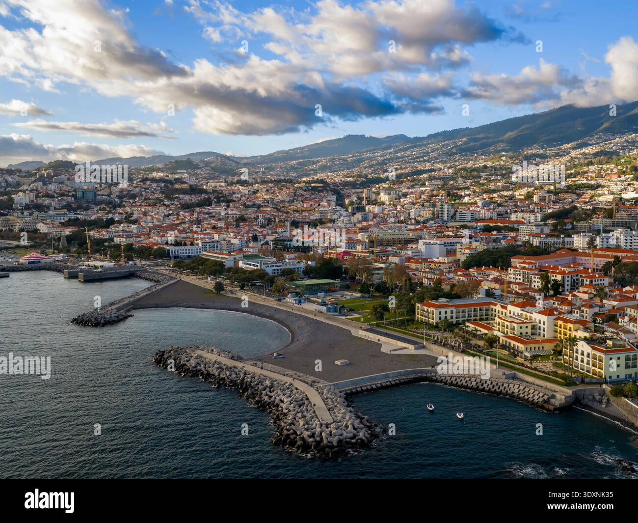 Luftbild über das Kapitol von Madeira. Das ist Funchal City. Stockfoto