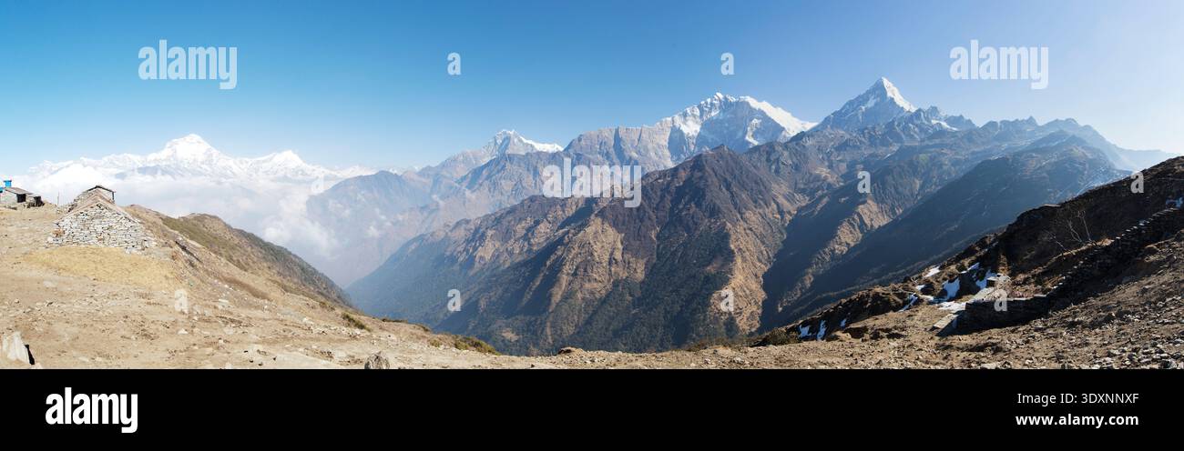 panoramablick auf die schneebedeckte Annapurna-Bergkette vom Khopra Ridge Trail in Nepal. Stockfoto